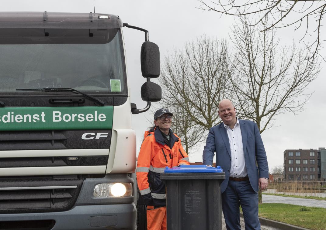 Afvalheld Eelco Kok met wethouder Kees Weststrate