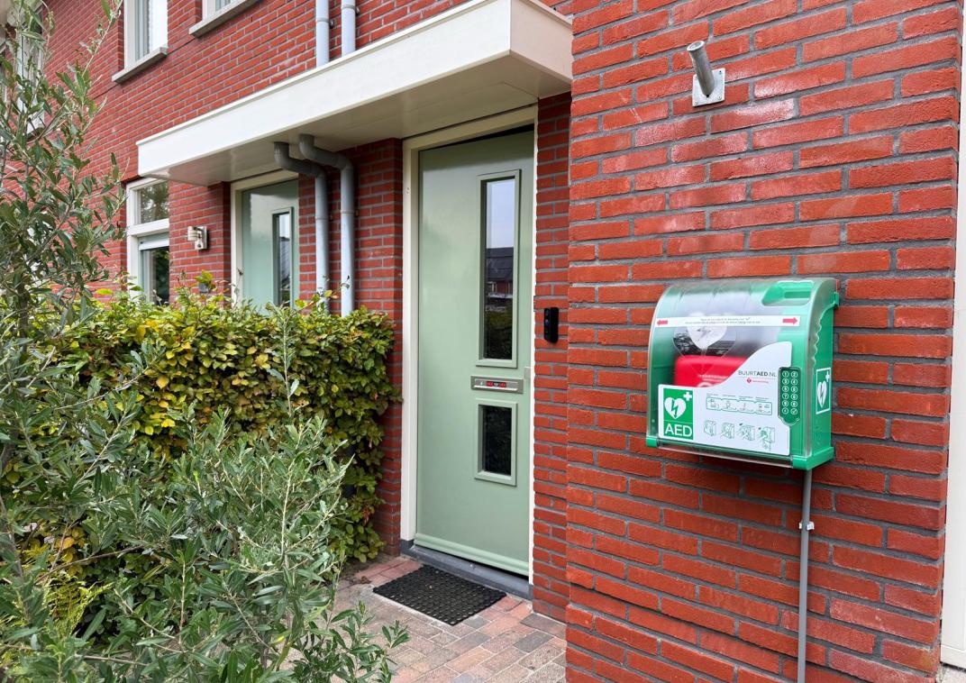 Foto van AED aan het huis van Hasmik