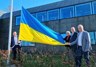 College van burgemeester en wethouders hijsen de Oekraïense vlag