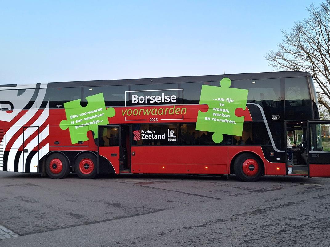 Foto overhandiging Zeeuwse en Borselse voorwaarden