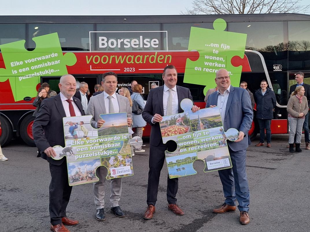 Foto overhandiging Zeeuwse en Borselse voorwaarden