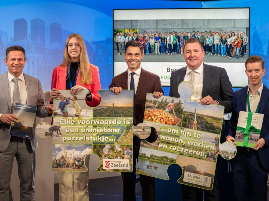 Foto overhandiging Zeeuwse en Borselse voorwaarden