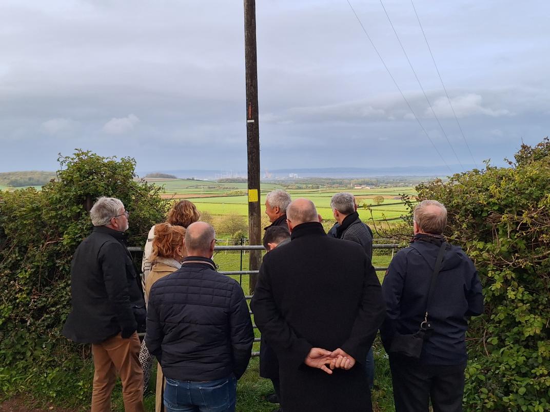 Foto met in de verte Hinkley Point C