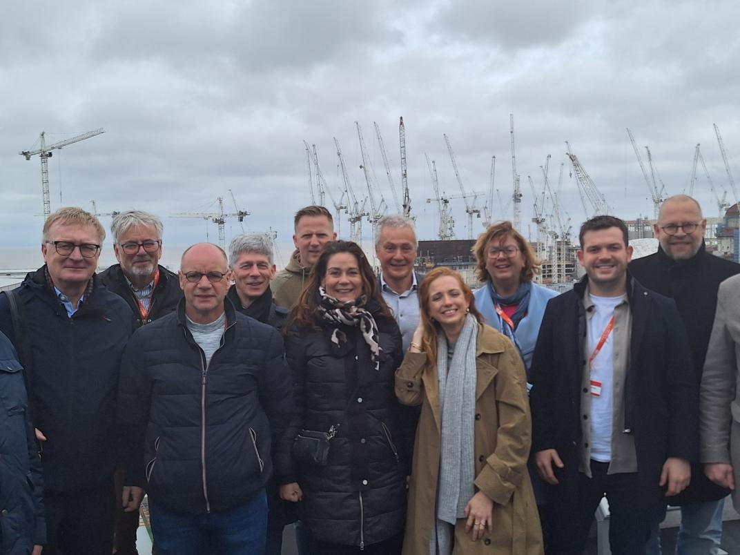 Groepsfoto op het uitkijkpunt bij Hinkley Point C