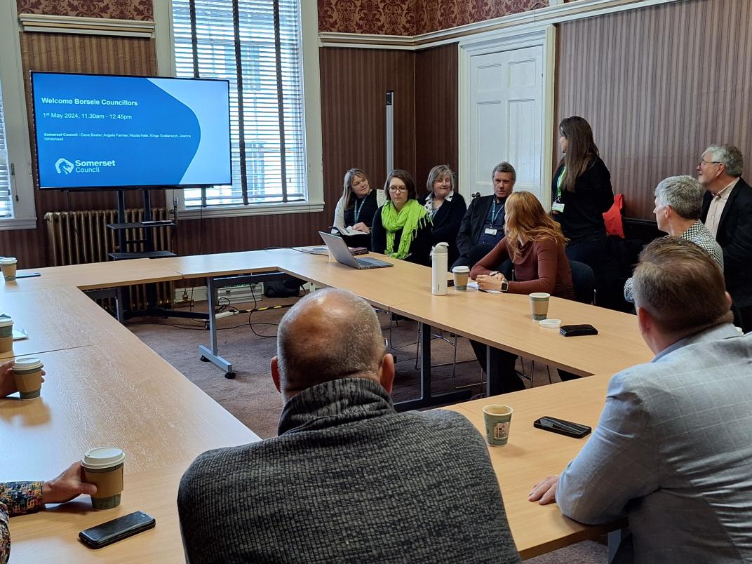 Foto van gesprekken met ambtenaren van Somerset Council