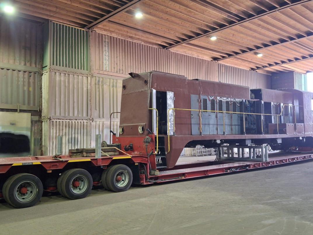 locomotief op vrachtauto in loods