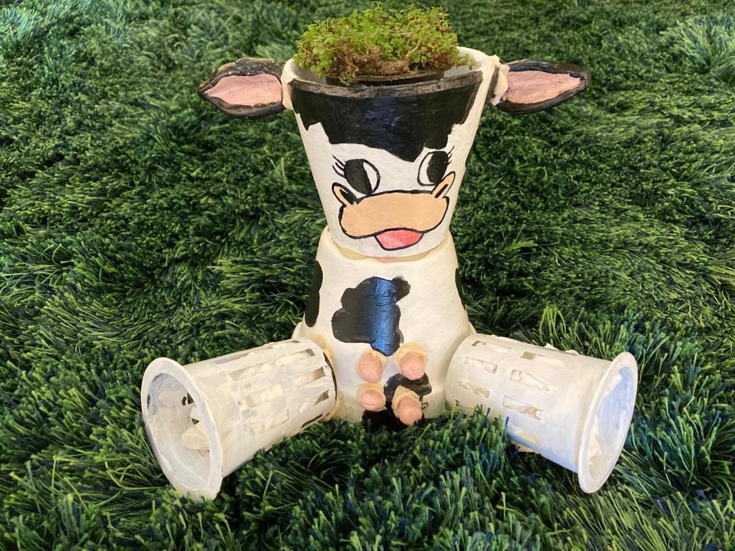 Foto van een kalfje gemaakt van bloempotjes wat de eerste prijs won.