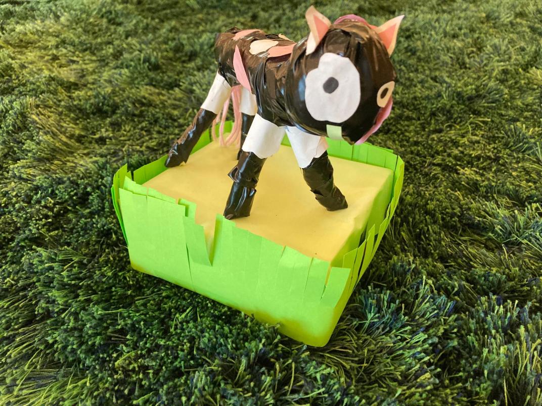 Foto van een geknutseld kalfje van papier wat de tweede prijs won.