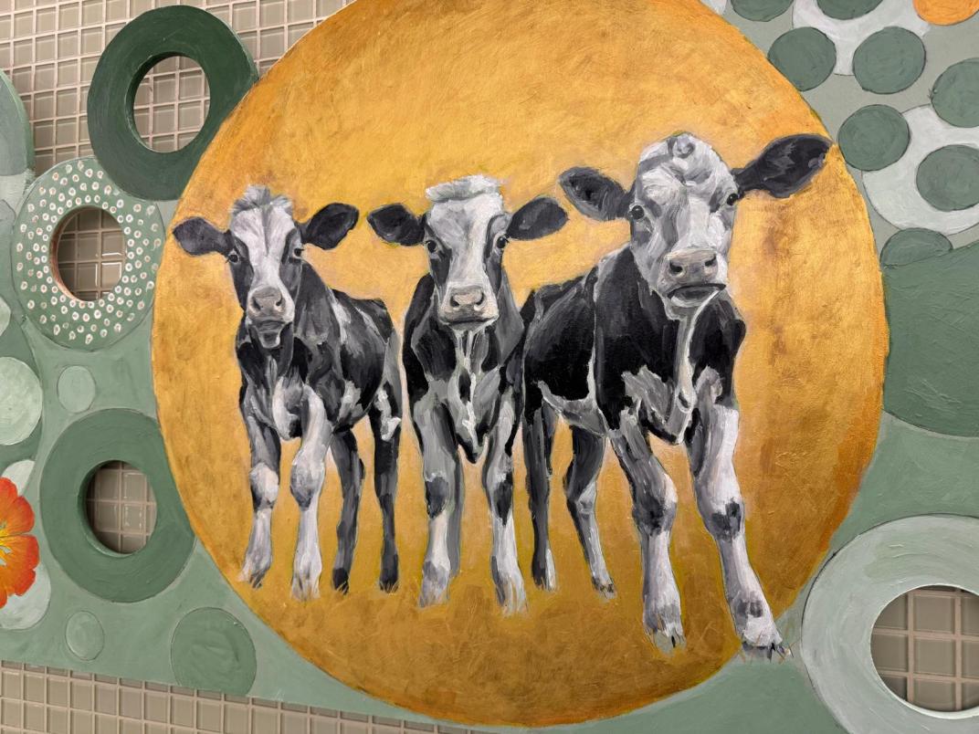 Foto van beschilder paneel van Barbara van Dijk met daarop koeien.